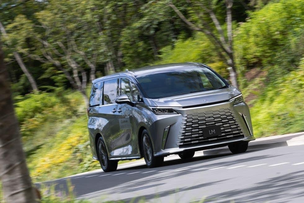 Động cơ Lexus LM 500h mang lại trải nghiệm mượt mà hơn