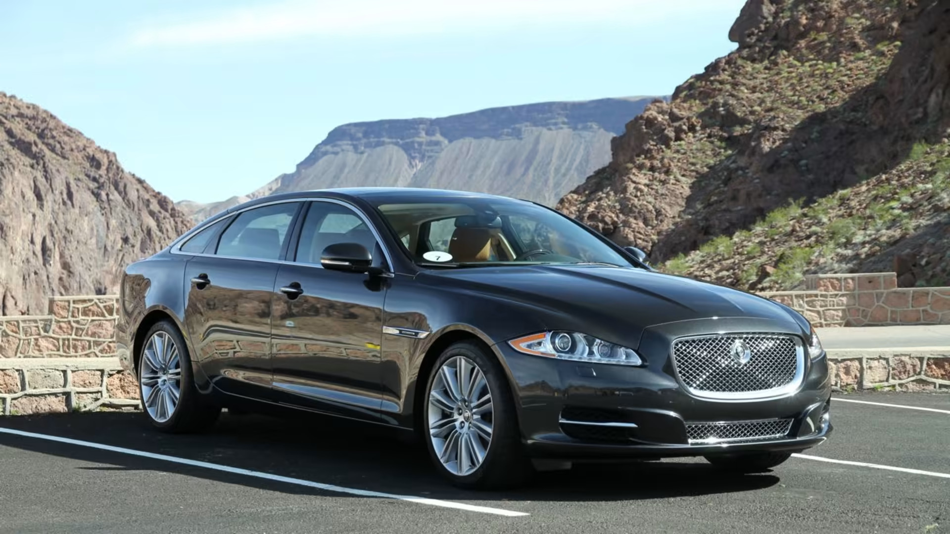Jaguar XJL 2024 gây ấn tượng với ngoại thất thanh lịch
