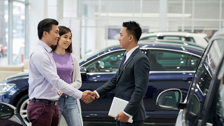 Liên hệ người bán và hỏi thông tin về xe 