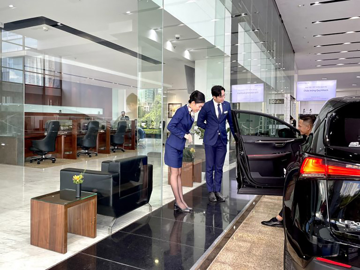 Đội ngũ nhân viên tại Lexus Thăng Long chuyên nghiệp