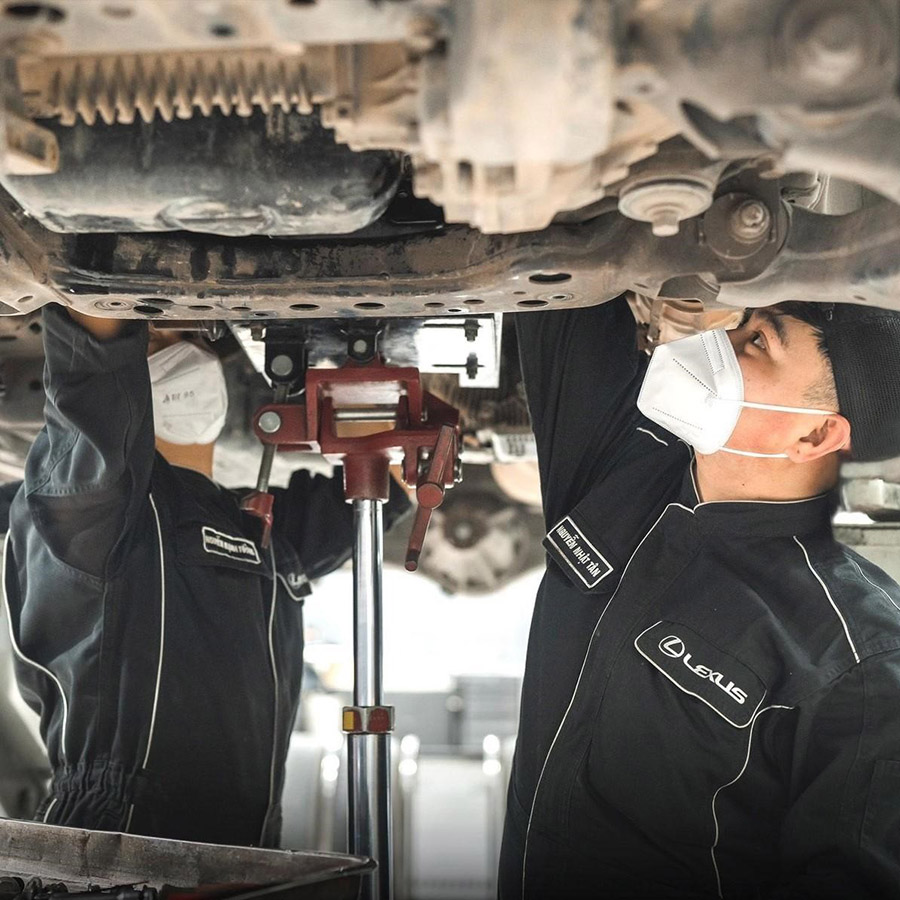 Kỹ thuật Viên Lexus kiểm tra bảo dưỡng xe