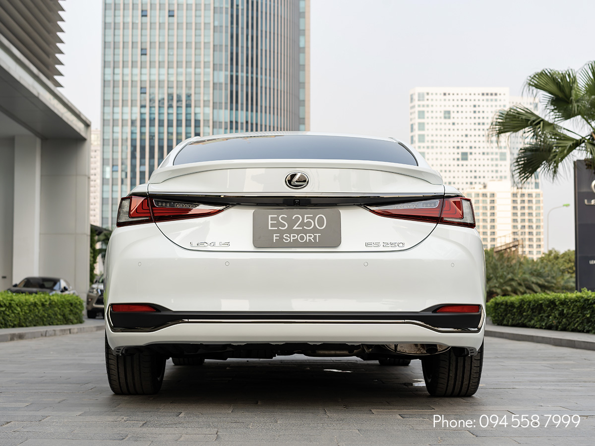 Đuôi xe Lexus ES 250 F SPORT