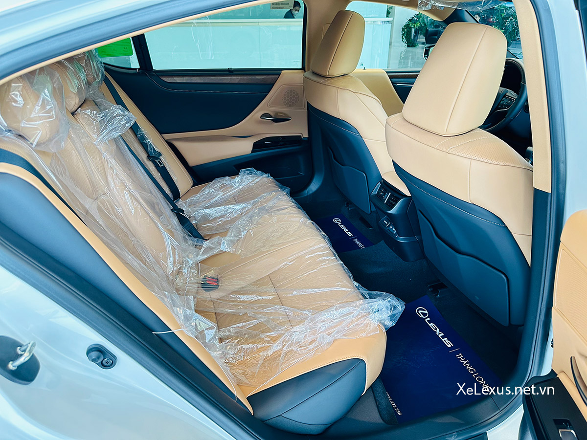 Hàng ghế sau rộng rãi trên xe Lexus ES 250