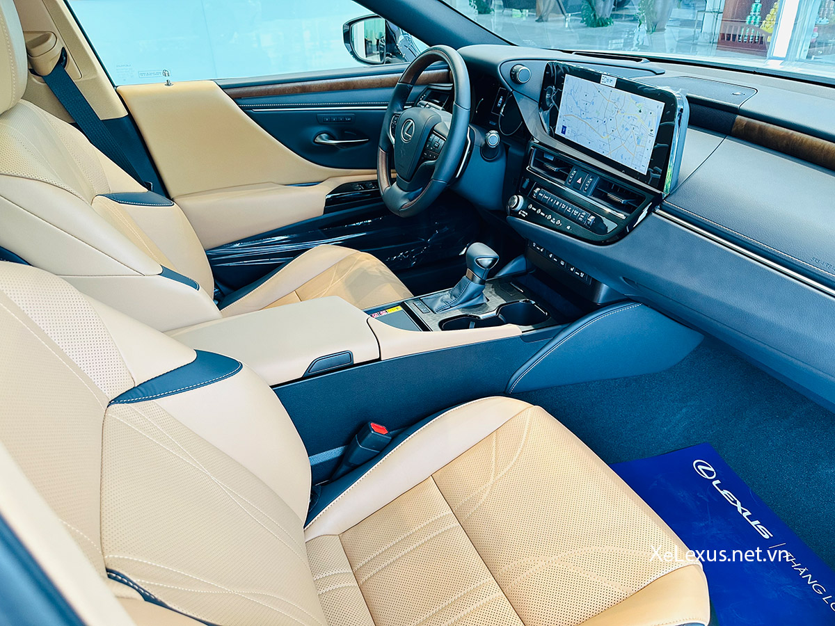 Hàng ghế thứ 2 trên Lexus ES 250