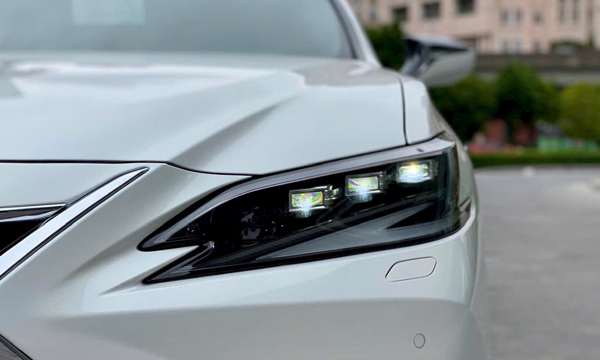 Đèn pha trên xe Lexus ES 250