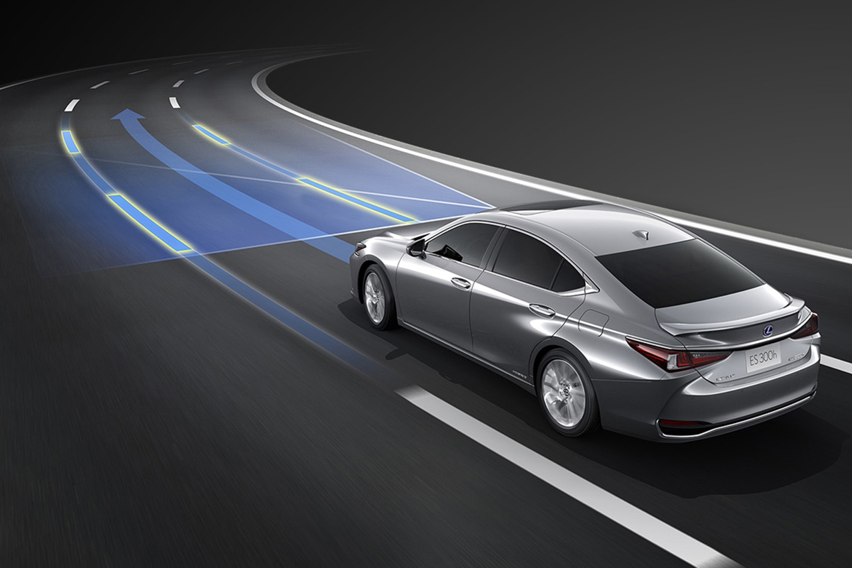Hệ thống hỗ trợ theo dõi làn đường trên ES 250 F SPORT