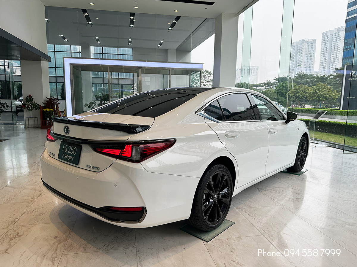 Phần thân sau xe Lexus ES 250 F SPORT