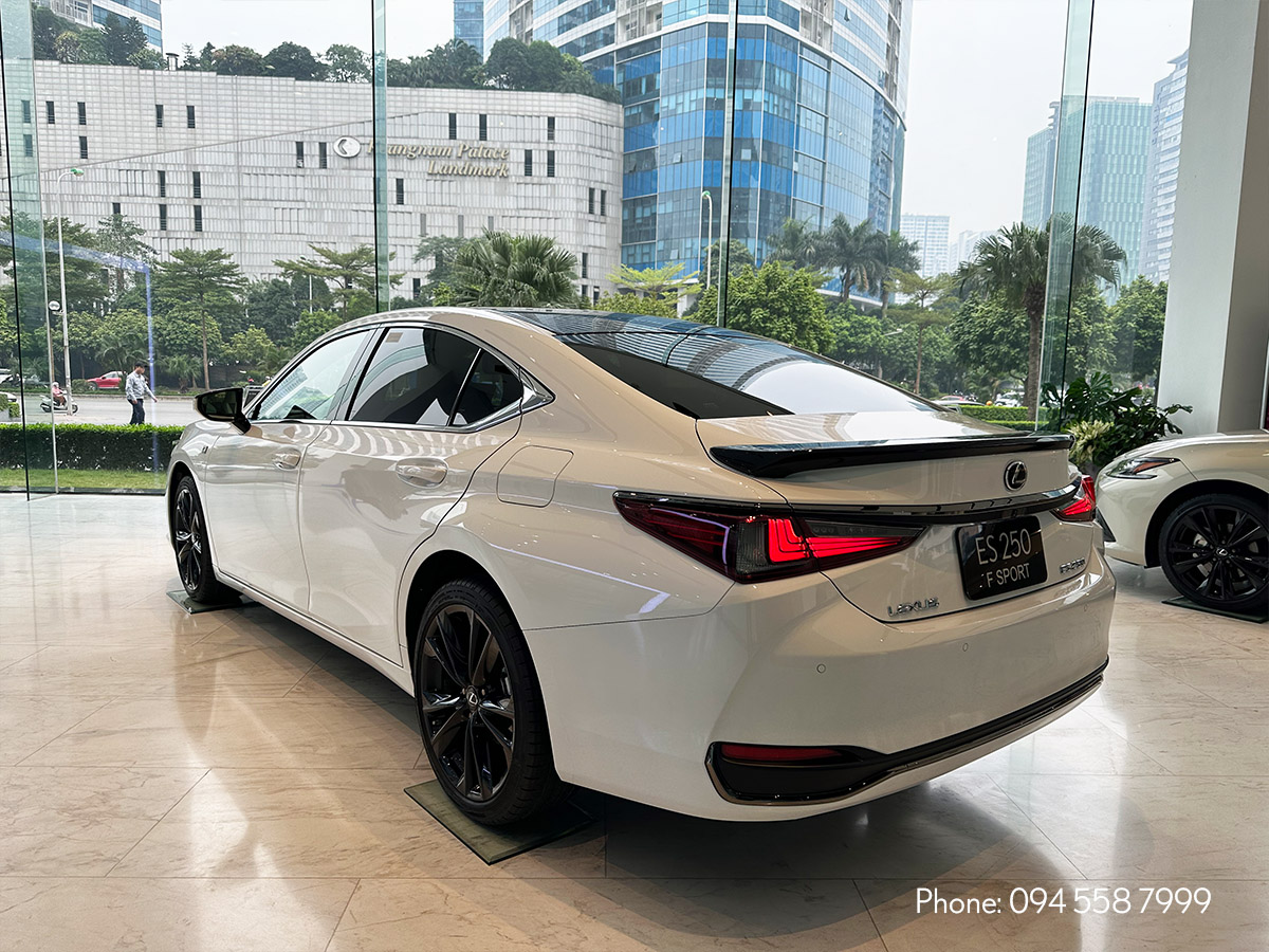 Đèn hậu trên xe Lexus ES 250 F SPORT