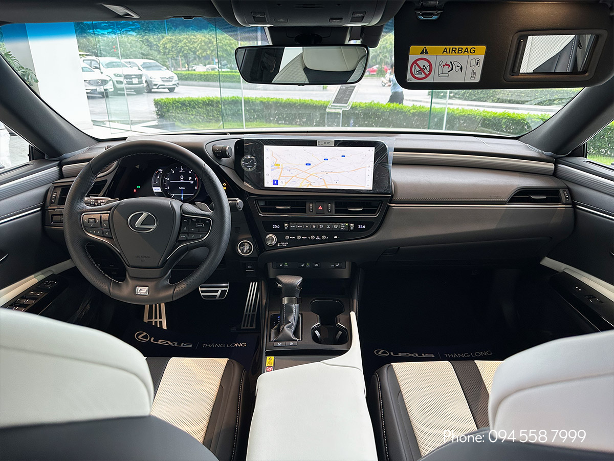 Khoang lái phía trước trên xe Lexus ES 250 F SPORT