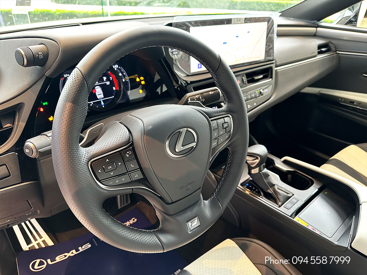 Vô lăng trên xe ES 250 F SPORT