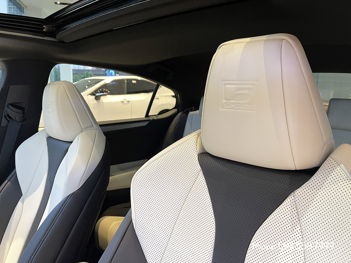Logo F SPORT trên ghế xe Lexus ES 250 F SPORT