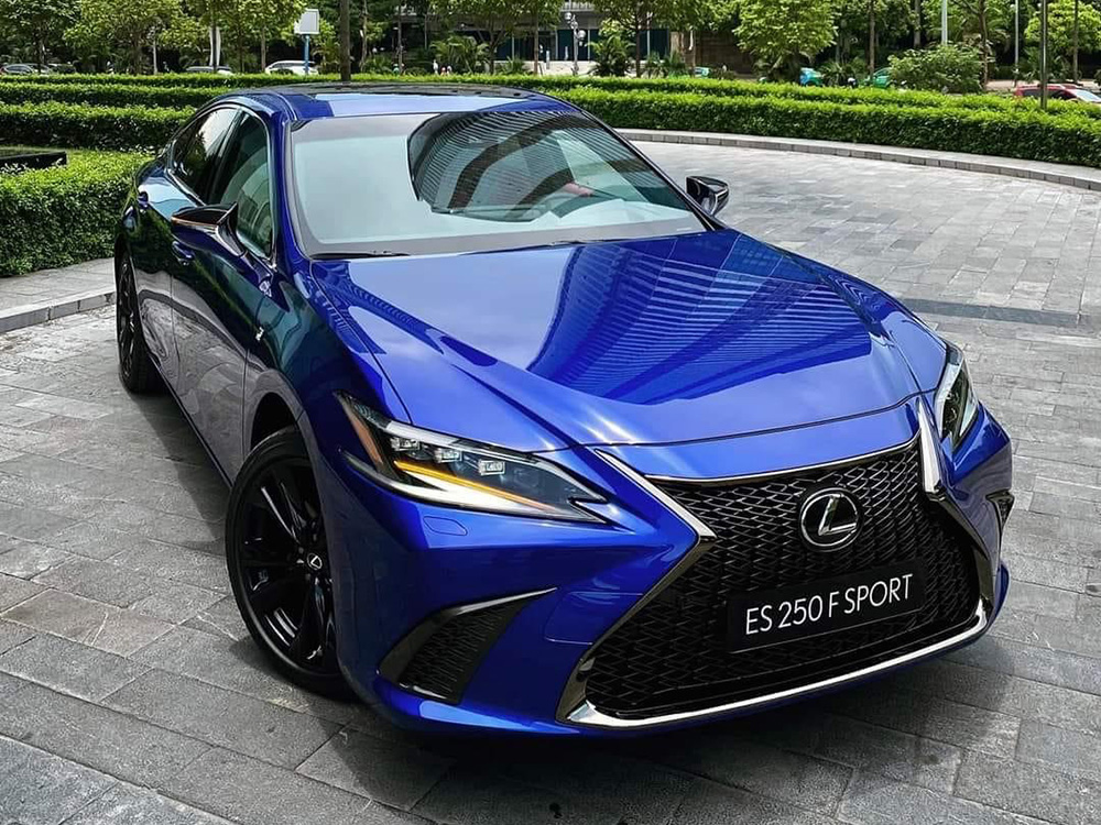 Màu xanh Heat Blue trang bị độc quyền trên xe F SPORT