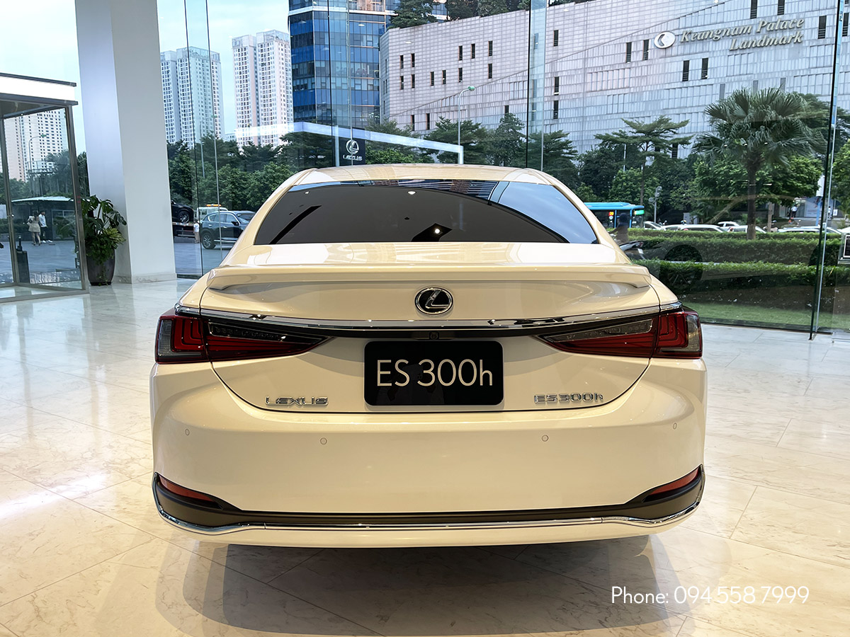 Phần đuôi xe Lexus ES 300h
