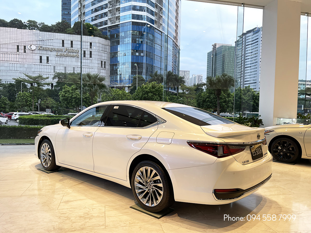 Thiết kế phần đuôi xe Lexus ES 300h