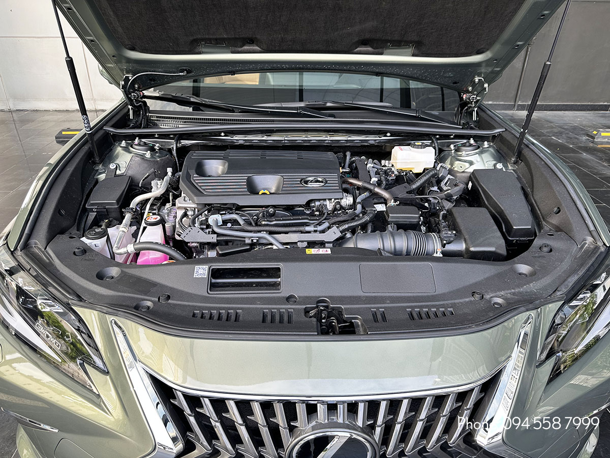 Khoang động cơ trên xe Lexus ES 300h