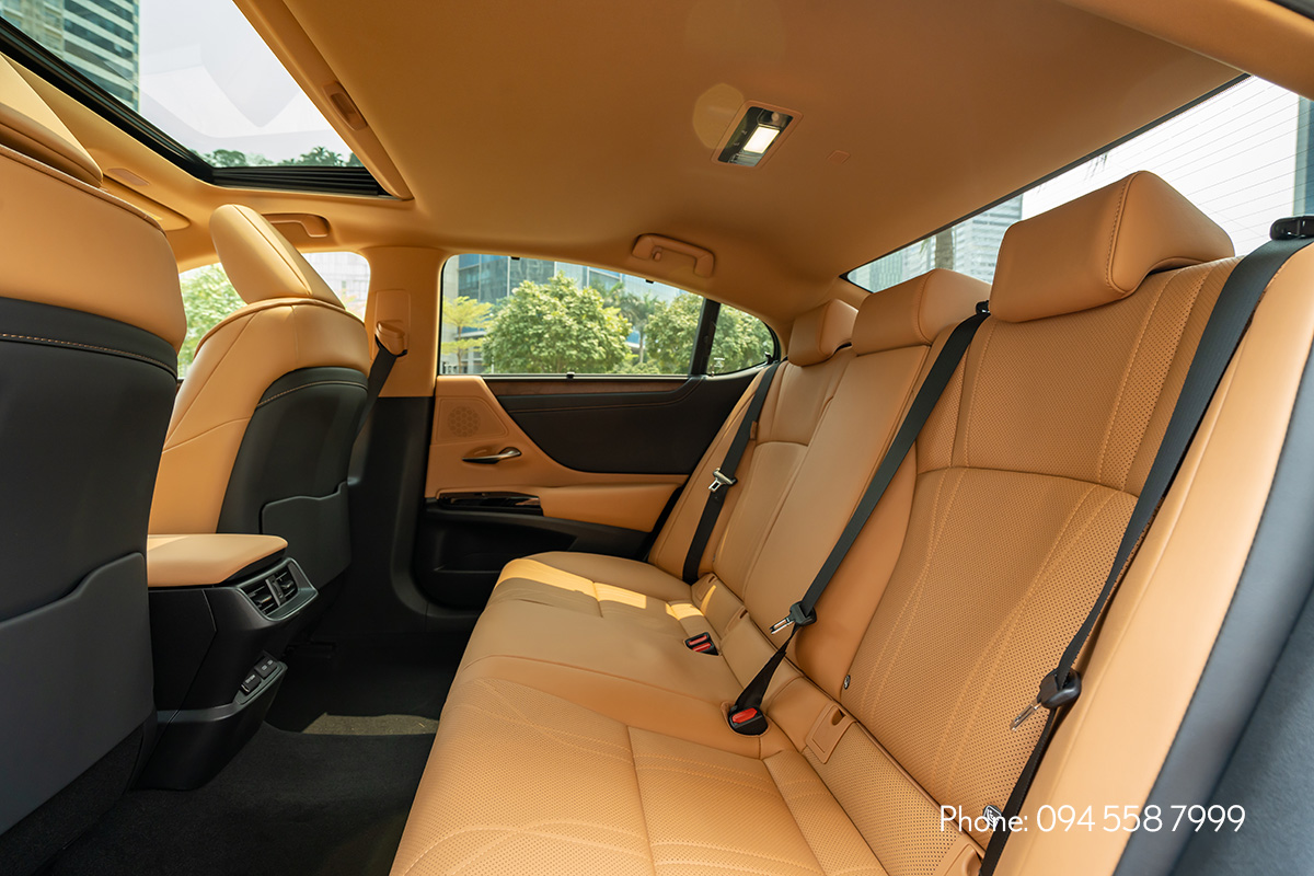 Khoang hành khách trên xe Lexus ES