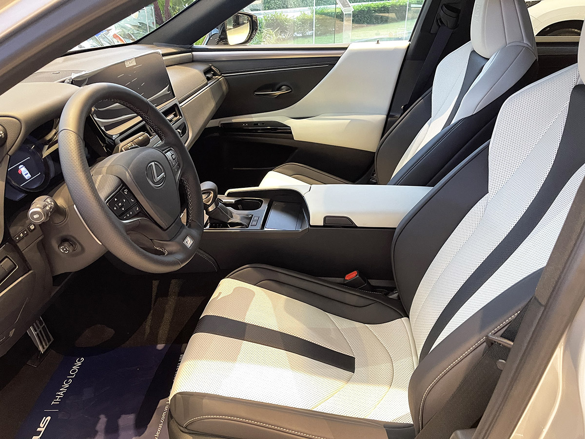 Khoang nội thất xe Lexus ES 250 F SPORT