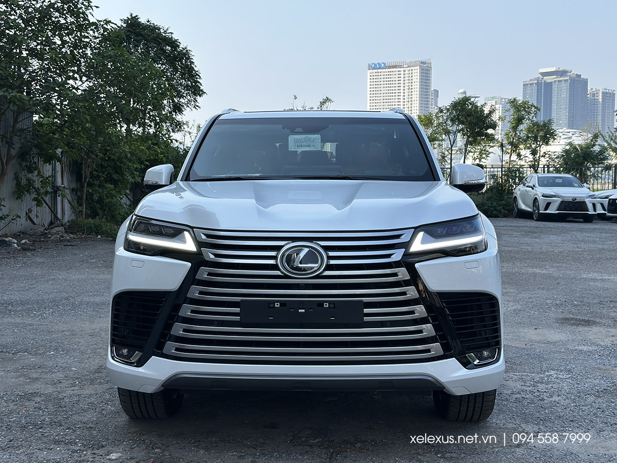 Phần đầu xe Lexus LX600 7 chỗ màu Trắng