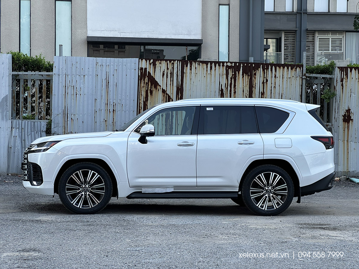 Thân xe Lexus LX600 7 chỗ màu Trắng
