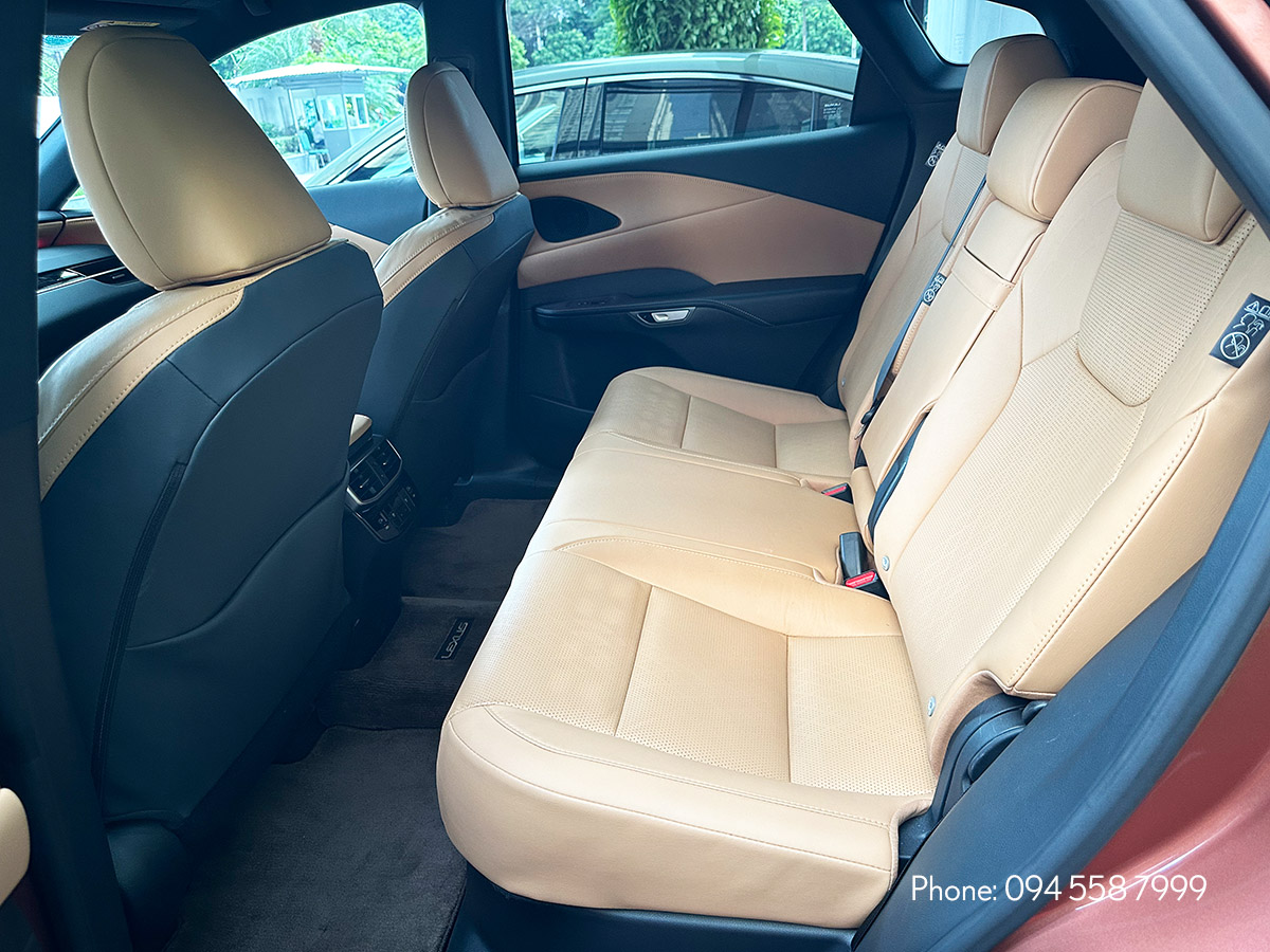 Thiết kế nội thất rộng rãi trên xe Lexus RX 350 Premium