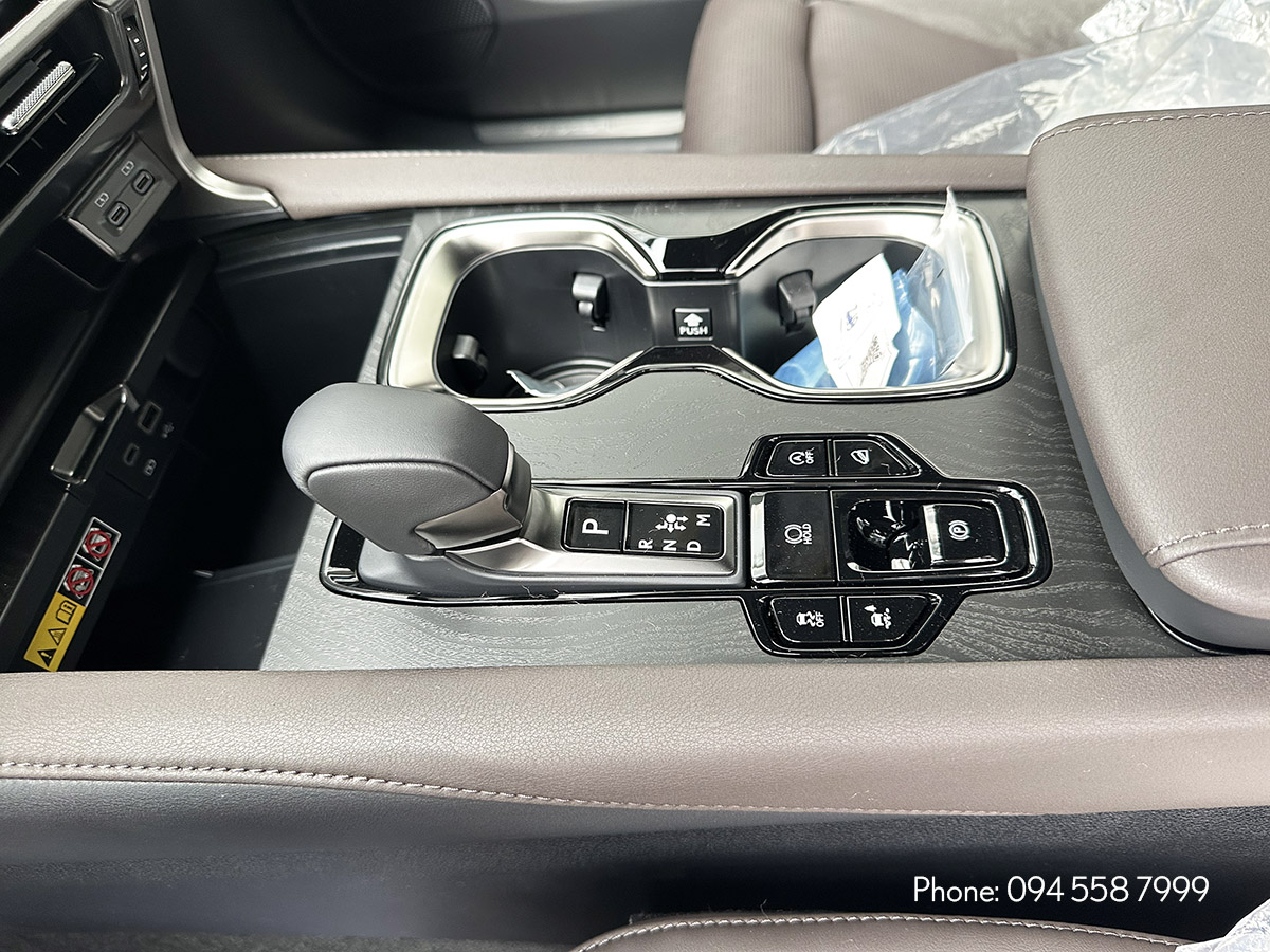Cần số điện tử nhỏ gọn trên xe Lexus RX 2024