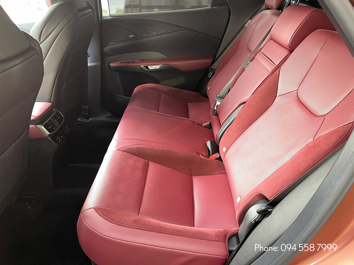 Hàng ghế sau trên xe Lexus RX 2024