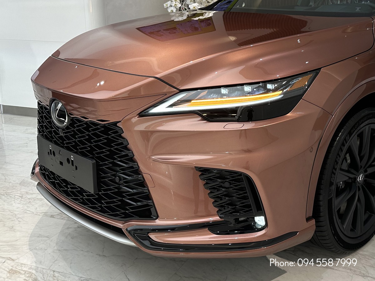 Đèn pha chiếu sáng trên xe Lexus RX 2024