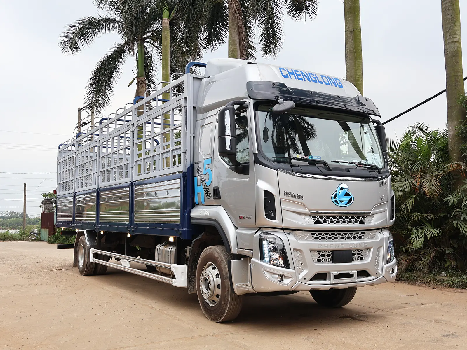 Xe tải Chenglong 8 tấn H5 240HP thùng dài 9m9, 2 giường nằm