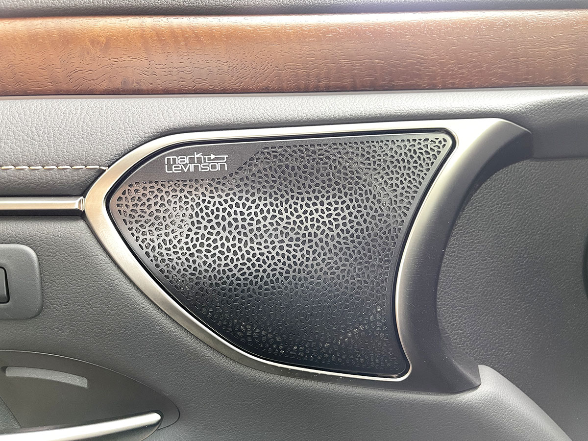 Loa Mark Levinson trên xe Lexus ES 300h 2023