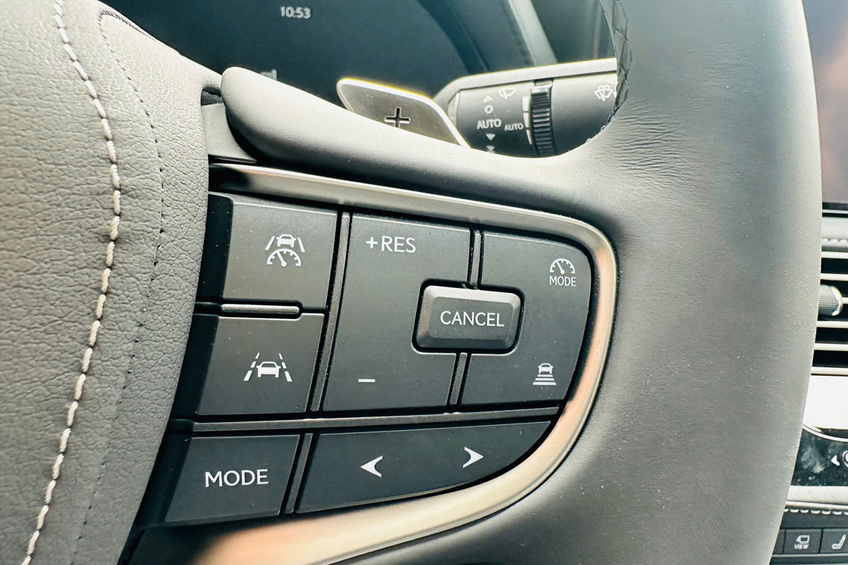 Nút cài đặt Cruise Control trên xe Lexus LS 500h