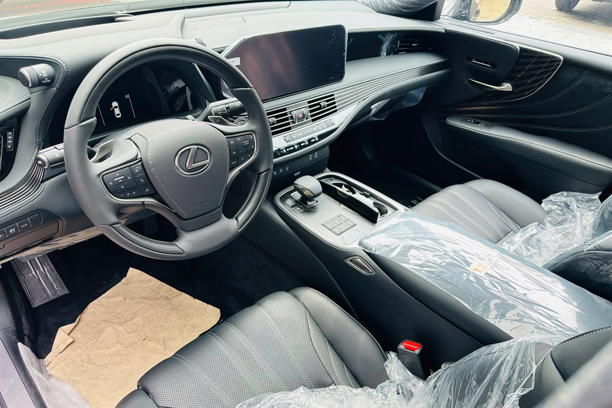 Kích hoạt hệ thống Cruise Control người lái không cần nhấn lên bàn đạp ga mà xe vẫn có thể duy trì được ở một tốc độ nhất định