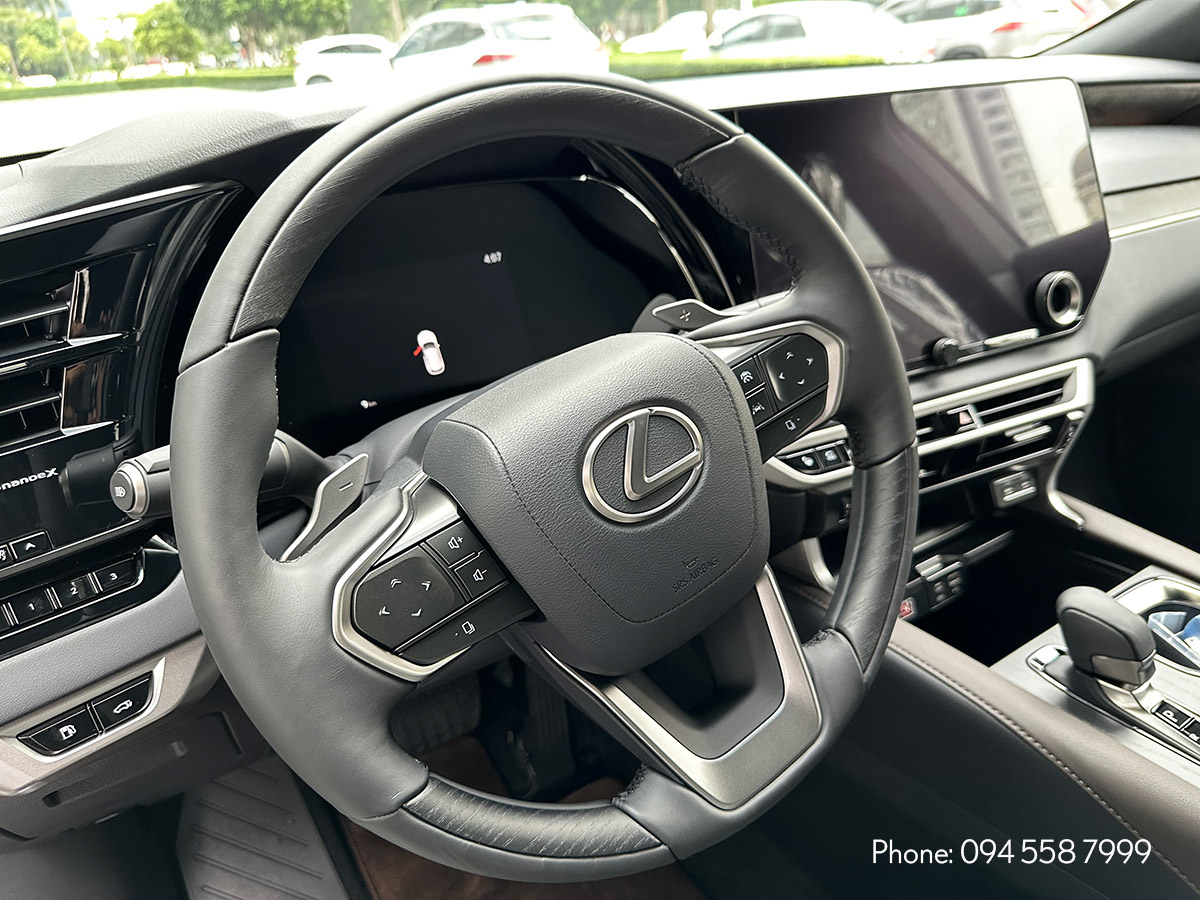 Vô lăng ốp gỗ và bọc da trên xe Lexus RX 350 Luxury